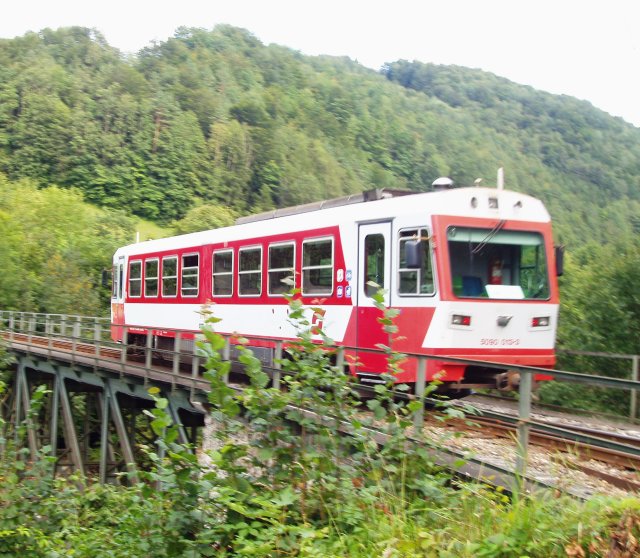 Le 5090.013 de la 2ème sous-série s'engage sur le viaduc à la sortie de la gare de Gstadt sur l'antenne d'Ybbsitz sur l'Ybbstalbahn