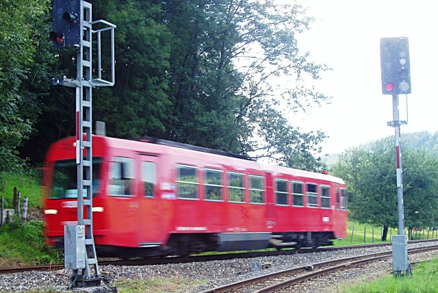Le « Triebwagen 5090 008 » en livrée rouge se dirigeant vers Opponitz passe à la bifurcation de Gstadt