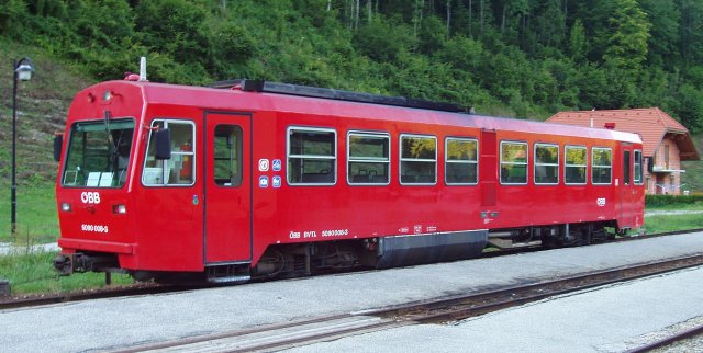 L'autorail de 2ème sous-série 5090.08 modernisé en livrée rouge rubis en gare d'Opponnitz sur l'Ybbstalbahn