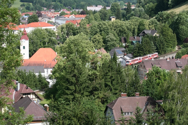 Une composition triple de 5090 se dirige vers Waidhofen en traversant la viaduc qui enjambe la ville