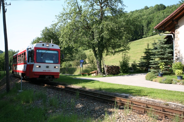 Le 5090.009 en route vers Großhollenstein passe devant la halte de Gaissulz