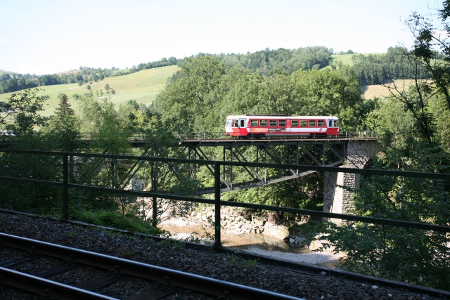 Un 5090 passe sur le pont par lequel l'antenne d'Ybbsitz franchie l'Ybbs à la sortie de la gare de Gstadt