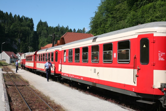 Le train Waidhofen - Lunz am See à l'arrêt en gare d'Opponitz