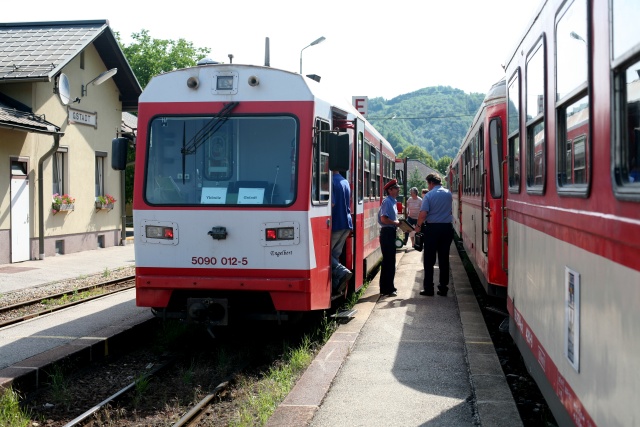 Le train de Lunz am See croise le 5090.012 en gare de Gstadt