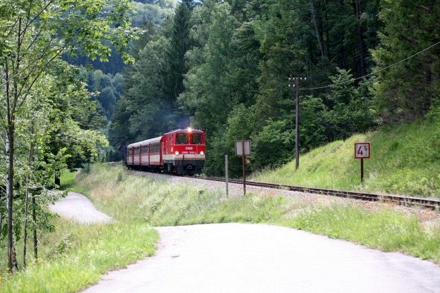 Le train de Lunz am See tracté par la 2095.10 vient de quitter Großhollenstein