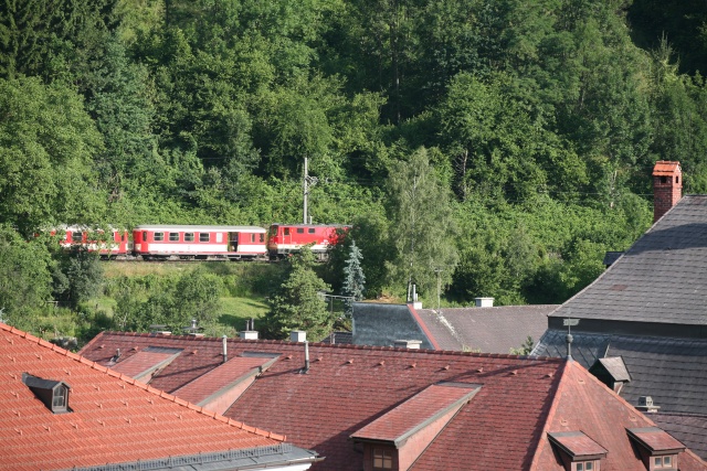Un train matinal mené par une 2095 surplombe les toits de Waidhofen