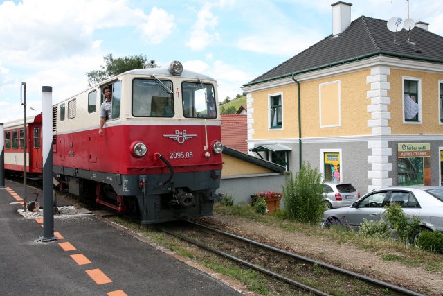 A peine la voie à quai dégagée le train pour Lunz am See tractée par la 2095.05 est mis à quai