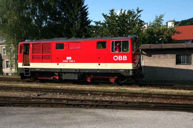 La 2095.010 en livrée rouge avec bande de base de caisse blanche et signe ÖBB moderne se remet en tête sur le grill de Waidhofen