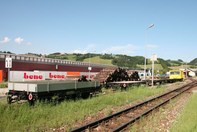 La draisine X 625.901 en gare de Gstadt vue de l'autre coté avec son train de wagonnets