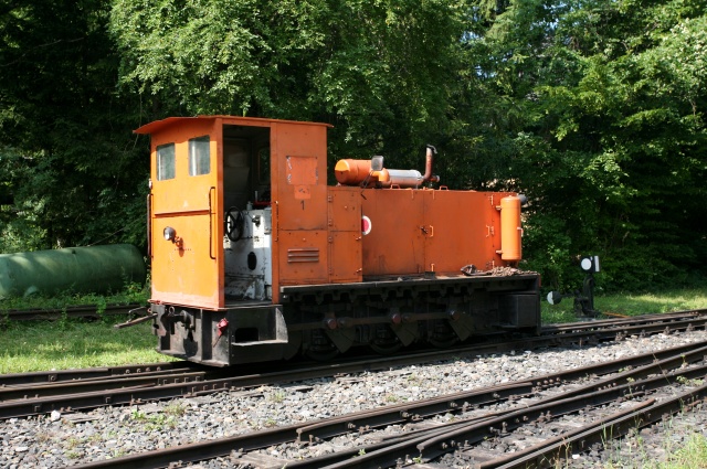Le locotracteur de type C à bielles V1 Gmeinder/Mosbach manoeuvre sur la grill du dépôt de Keinberg-Gaming
