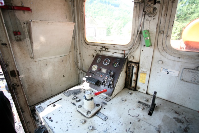 Vue intérieure de la cabine et du poste de conduite du locatracteur V1
