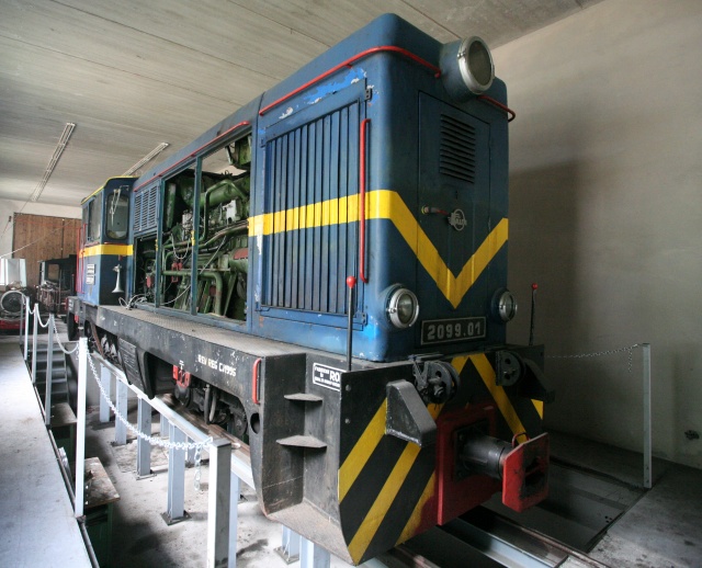 Le locotracteur V1 vu de profil et en gros plan
