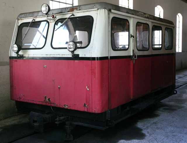 La draisine X 614.902 ou X4 en livrée rouge et crème sous la remise moderne de la gare de Keinberg-Gaming