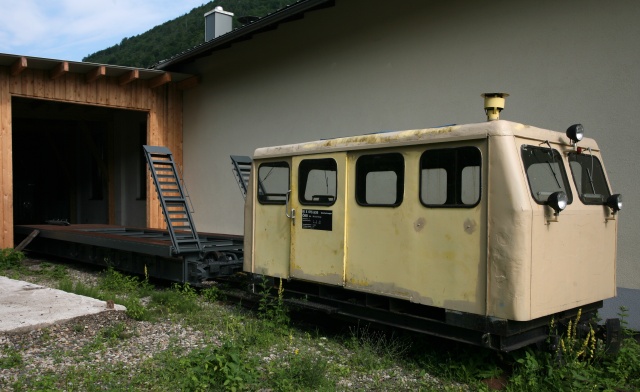 La draisine X 616.909 ou X5 en livrée jaune délavée derrière la remise diesel de la gare de Keinberg-Gaming