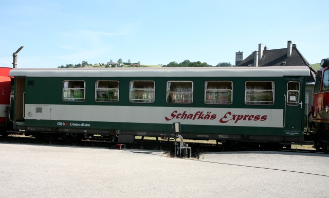 L'élégante voiture restaurant Wr4ip 3701 en livrée « SchafkäsExpress » réservée pour un groupe
