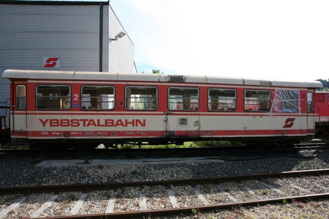 La B4ip 3104 dans l'ancienne livrée « Ybbstalbahn » garée en attente à Waidhofen