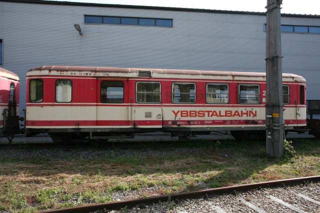 La BD4ip 4265 en ancienne livrée « Ybbstalbahn » est garée en attente le long de l'atelier de Waidhofen