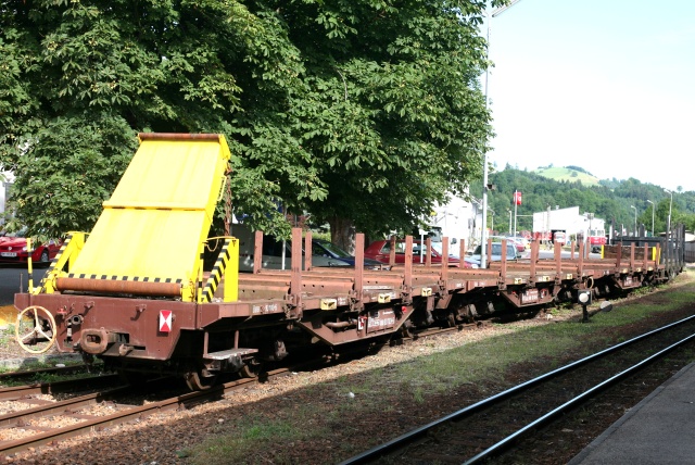 La suite de 3 wagons pour le transport des rails 93 103, 93 104 et 93 105 garée en gare de Waidhofen sur la voie en impasse