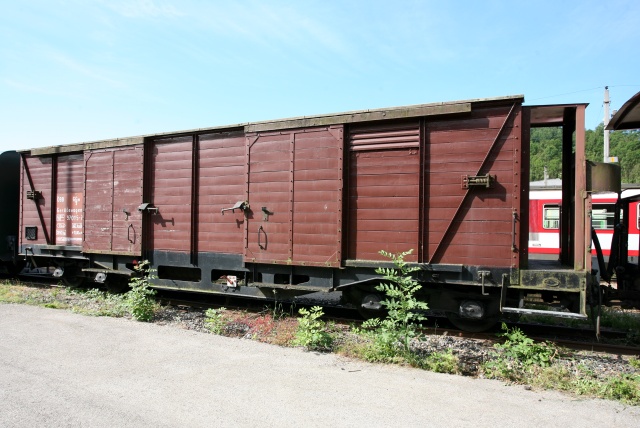 Wagon couvert à bogies GGm 97 015 avec une plateforme couverte sur la voie de remisage du faisceau de Waidhofen
