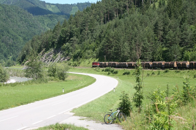 Le lourd train de marchandised de retour vers Waidhofen juste après la gare de Kleinhollenstein