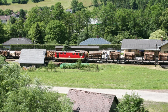 La manoeuvre et la desserte des points de chargements occupent toutes les voies de la gare de Großhollenstein