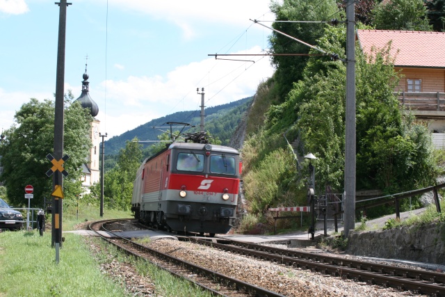 Le même PN vu de 3/4 lors du passage d'un train de transport combiné venant de la direction d'Hieflau