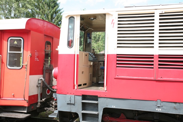 La 2995.05 en livrée bicolore rouge et crème laisse voir sa cabine en gare de Waidhofen