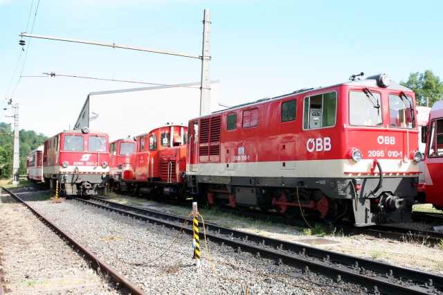 Au dépôt de Waidhofen les 3 BB 2095 en livrée rouge encadrent la 2091.09