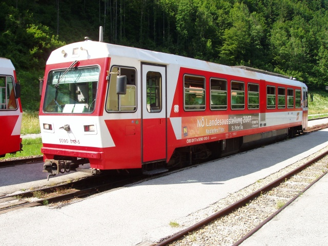 Le 5090.009 en livrée &Laquo; Fauer & Erde » lors d'un croisement en gare d'Opponitz sur l'Ybbstalbahn